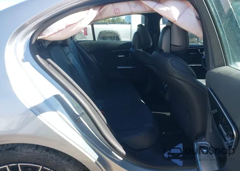 2022 Mercedes-Benz C 300 4Matic z USA, uszkodzony, nr VIN W1KAF4HB3NR059567